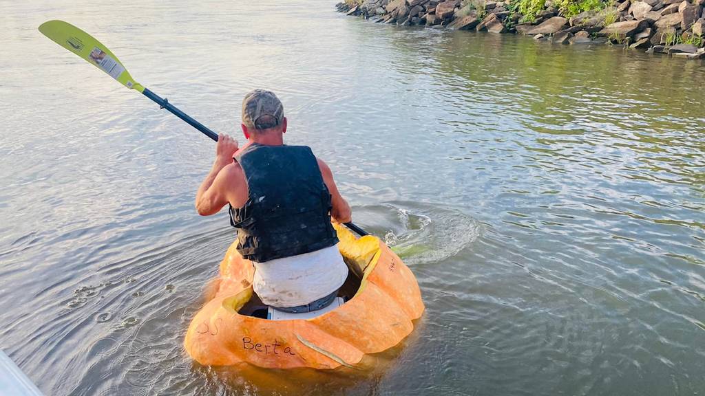 Thumb for ‹Kürbis statt Kanu: Dieser Mann hat im Gemüse-Boot einen Weltrekord gebrochen›