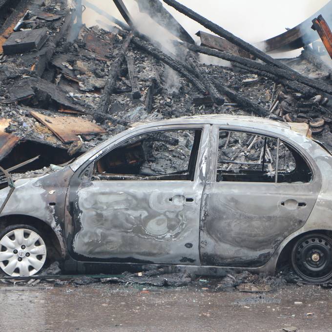 Familienbetrieb brennt nieder – 120 Feuerwehrleute im Einsatz