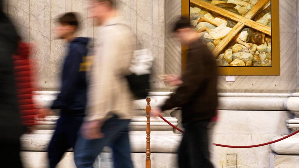 Der von Dürr gestaltete Kreuzweg, bestehend aus 14 Ölgemälden, ist während der ganzen Fastenzeit im Petersdom zu sehen.