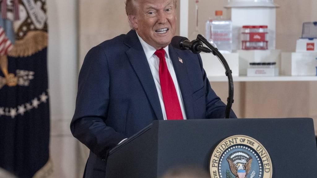 Präsident Donald Trump nennt den Chef der US-Notenbank gern mal einen Loser und «Mr. Zu Spät». Er ist unzufrieden mit dessen Zinspolitik und empfindet diese als zu zögerlich.