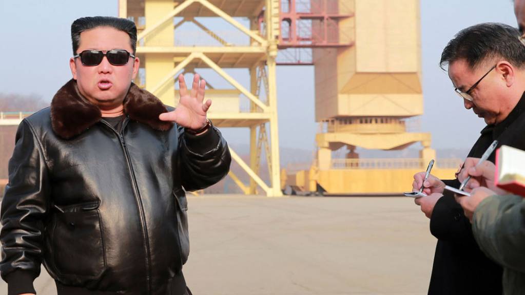Nach einem Besuch der Satelliten-Startanlage Sohae im Norden Nordkoreas will Kim Jong Un (l.) das Raumfahrtprogramm des Landes vorantreiben. Nordkorea hatte bereits in der Vergangenheit in seinem umstritten Raumfahrtzentrum Raketen gestartet, die angeblich Satelliten ins All bringen sollten. Foto: -/KCNA/dpa