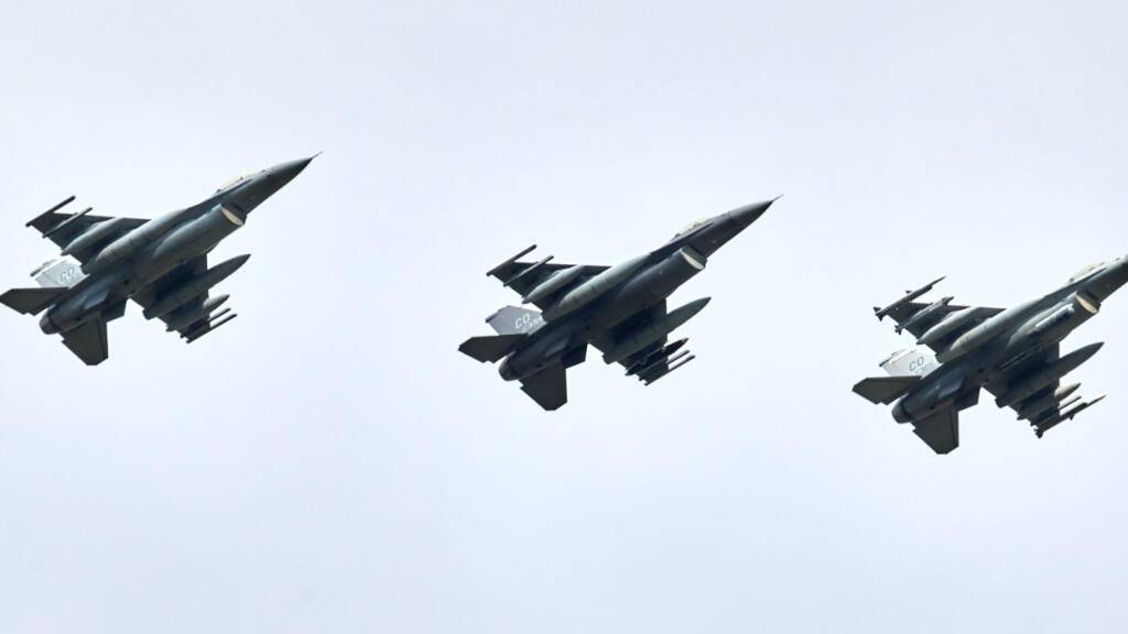 ARCHIV - Drei Kampfjets vom Typ F-16 aus den USA fliegen in Formation kurz vor deren Landung auf dem Fliegerhorst im schleswig-holsteinischen Jagel. Foto: Georg Wendt/dpa