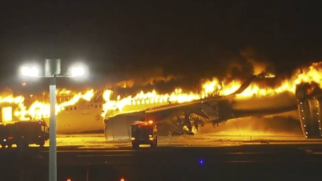 SCREENSHOT - Dieses Videostandbild zeigt ein Passagierflugzeug, das bei der Landung auf dem Tokioter Flughafen Haneda in Brand geraten ist. Foto: Uncredited/NTV/AP/dpa