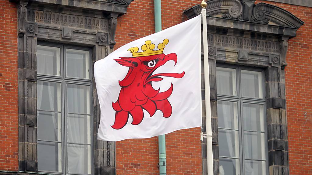 ARCHIV - Eine Flagge mit dem Gemeinde-Wappen von Malmö weht vor dem Rathaus der südschwedischen Stadt. Der Eurovision Song Contest (ESC) findet im nächsten Jahr 2024 in Malmö statt. Das gab der schwedische Rundfunksender SVT am Freitag, 07.07.2023 bekannt. Foto: picture alliance / dpa