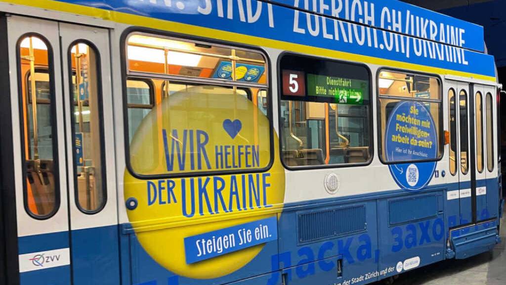 Das Solidaritäts-Tram der Verkehrsbetriebe Zürich rollt seit Montag durch die Innenstadt