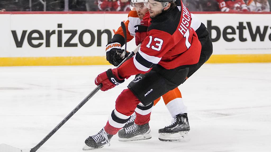 Nico Hischier (Nummer 13) traf als erster Schweizer in der laufenden NHL-Saison