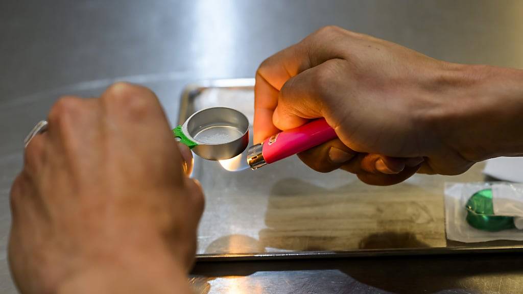 Eine Person bereitet in einem Konsumraum für Drogensüchtige, so wie einer in Chur geplant ist, eine Drogendosis vor. (gestellte Aufnahme, Symbolbild)