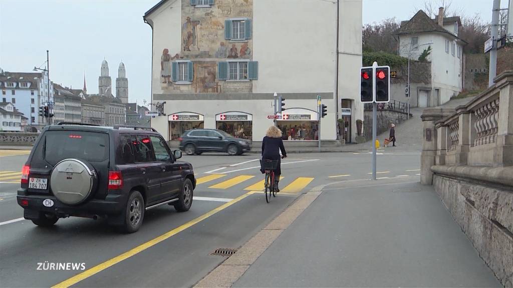 Velofahrer dürfen neu bei Rot rechts abbiegen