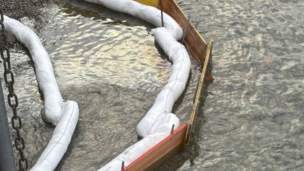 Die Feuerwehr richtete eine Ölsperre ein.