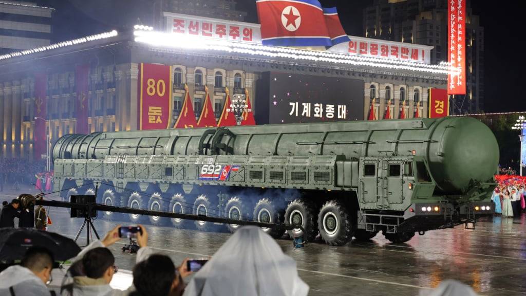 Dieses von der nordkoreanischen Regierung zur Verfügung gestellte Foto zeigt nach deren Angaben eine neue ballistische Interkontinentalrakete namens «Hwasong-20». Foto: KCNA via KNS/AP/dpa