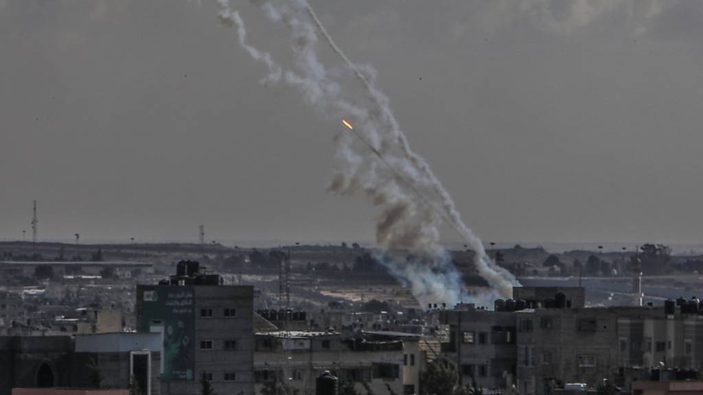 ARCHIV - Die Hamas feuert Raketen aus dem Gazastreifen auf Israel ab. Foto: Abed Rahim Khatib/dpa