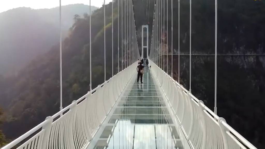 Vietnam eröffnet längste Glasbrücke der Welt