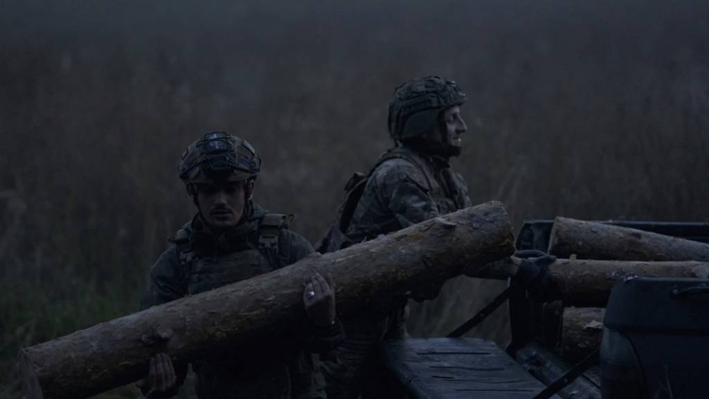 Ukrainische Soldaten verstärken einen Graben an der Frontlinie nahe Bachmut. Foto: LIBKOS/AP