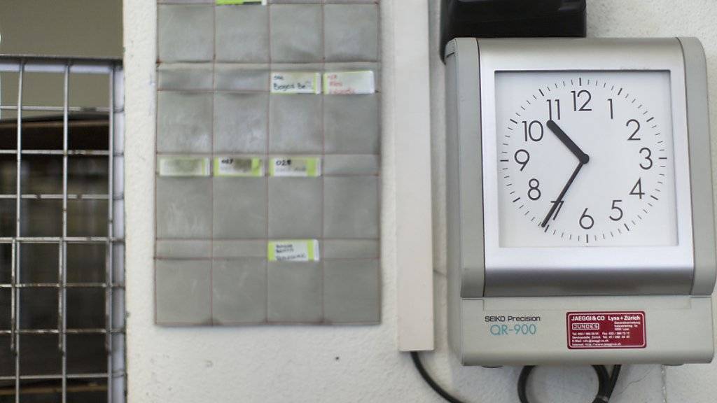 41 Stunden und 10 Minuten - soviel arbeiten Vollzeitbeschäftigte in der Schweiz pro Woche: Elektronische Stempeluhr eines KMU im Aargau. (Themenbild)