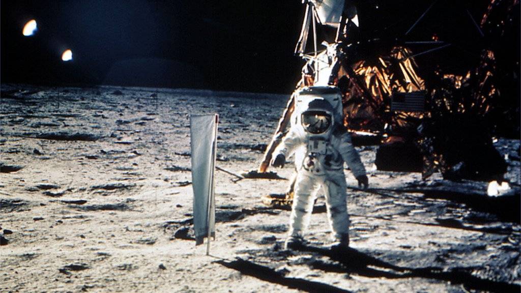 Keine Schweizer Fahne mit weissem Kreuz auf rotem Grund, aber ein Schweizer Sonnensegel: Der Apollo-11-Astronaut Edwin ‹Buzz› Aldrin steht am 20. Juli 1969 auf dem Mond neben einem Experimentenaufbau zur Erforschung des Sonnenwinds der Universität Bern. (Archiv)