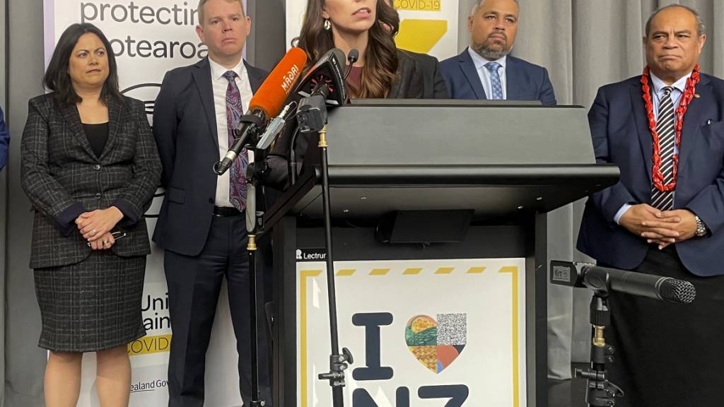 Jacinda Ardern, Premierministerin von Neuseeland, hält eine Rede. Ardern kündigte Pläne an, die neuseeländischen Grenzen für internationale Reisende ab Anfang nächsten Jahres vorsichtig wieder zu öffnen. Foto: Nick Perry/AP/dpa