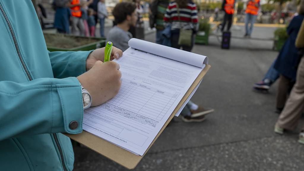 Unterschriftensammlung anlässlich einer Klima-Kundgebung im Herbst 2024 in Luzern. (Archivaufnahme)