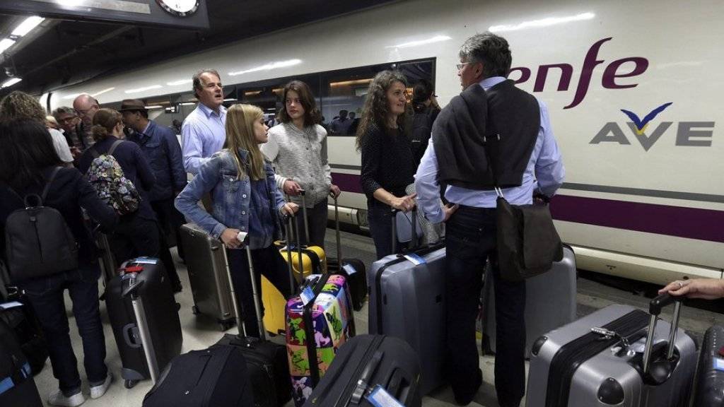 Passagiere warten am Donnerstag bei einem Hochgeschwindigkeitszug im Bahnhof Sants in Barcelona.