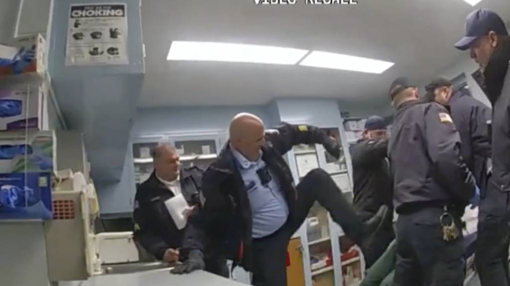 Ein durch die US-Justizbehörde veröffentlichtes Video, soll die Gewalt durch Wärter an einem später verstorbenen Häftling zeigen. (9. Dezember 2024)