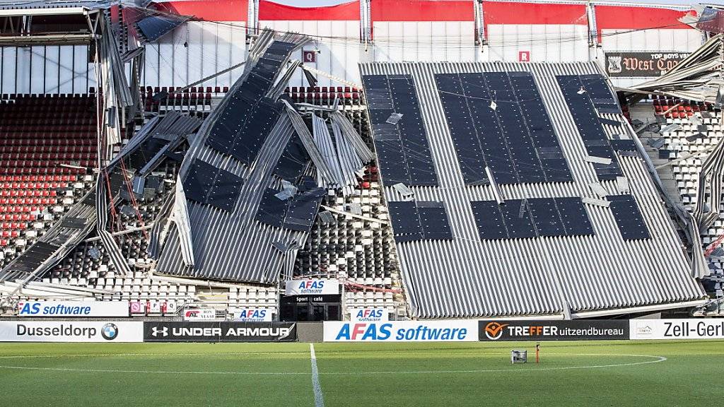 Das Dach des Stadions in Alkmaar ist teilweise eingestürzt