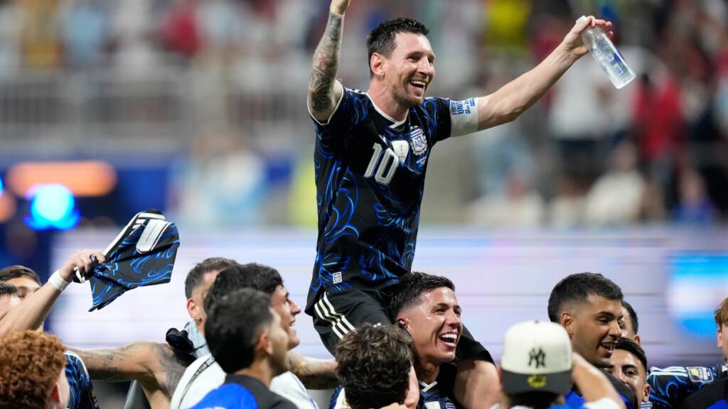 Lionel Messi wird von seinen Teamkollegen auf Händen getragen