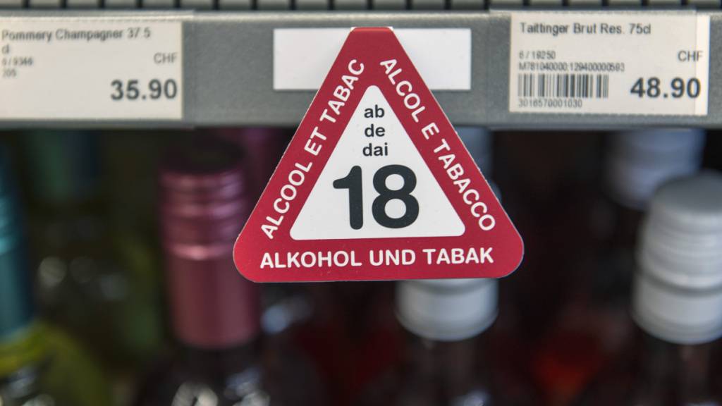 Ein St. Galler Kioskmitarbeiter wurde gebüsst, weil er Wodka mit 20 Volumenprozent Alkohol an eine Minderjährige verkaufte. (Symbolbild)