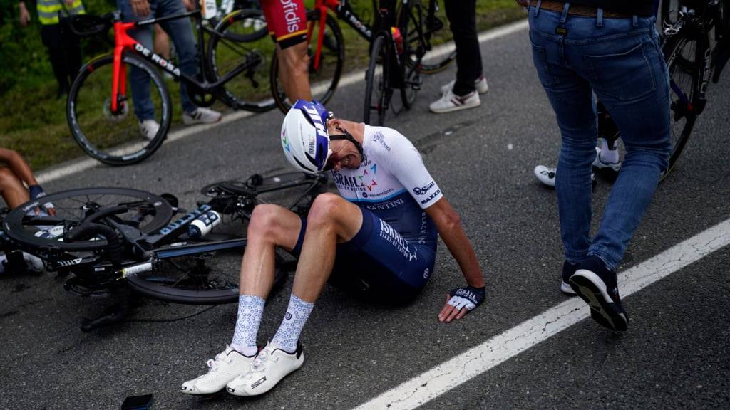 Chris Froome, hier bei einem Sturz im Jahr 2021, ist am Mittwoch im Training schwer gestürzt
