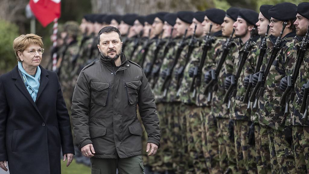 Die Schweizer Bundespräsidentin Viola Amherd und der ukrainische Präsident Wolodymyr Selenskyj schreiten im Landsitz Lohn bei Kehrsatz BE die militärische Ehrengarde ab.