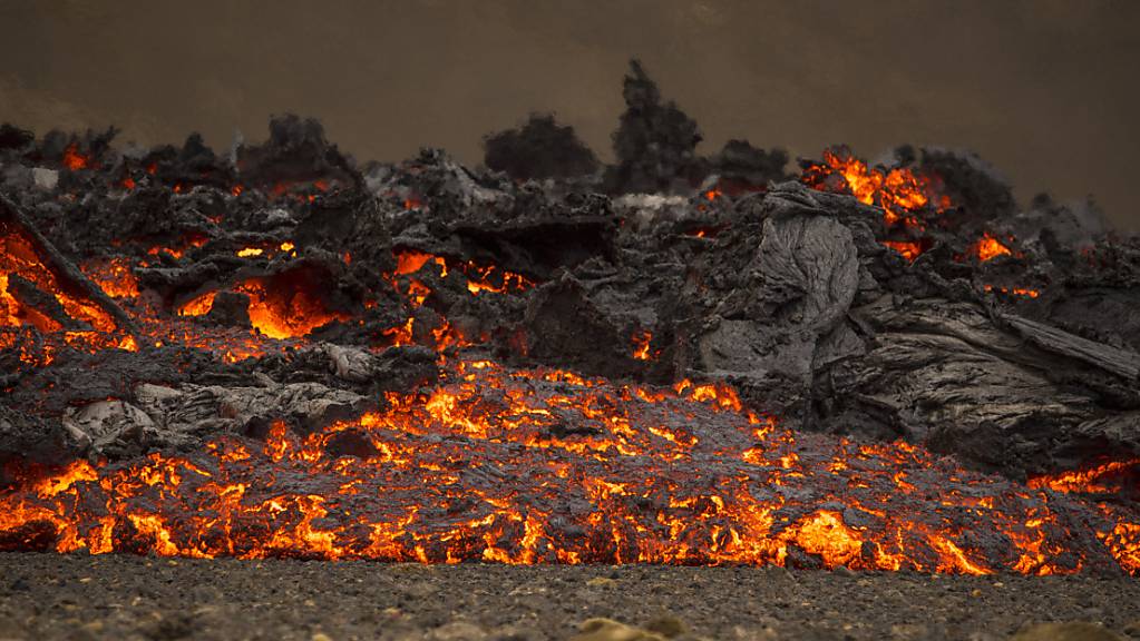 dpatopbilder - Lava fließt aus einer neuen Felsspalte aus einem Vulkan in Island. Foto: Marco Di Marco/AP/dpa