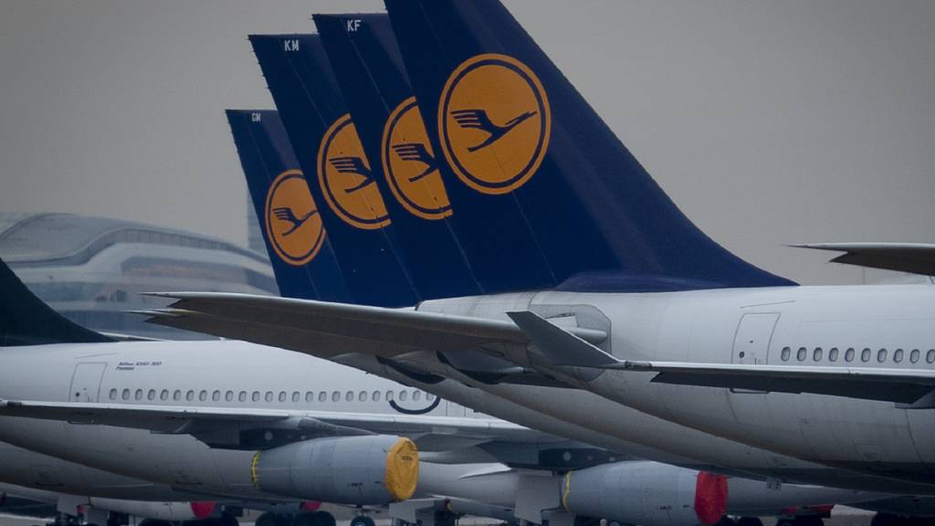 Die Lufthansa steigert ihr Flugangebot mit dem Ende vieler Corona-Reisebeschränkungen in Europa im Juni. Die Airlines der Gruppe wollen 2'000 wöchentliche Verbindungen zu mehr als 130 Zielen weltweit an den Start bringen. (Archivbild)