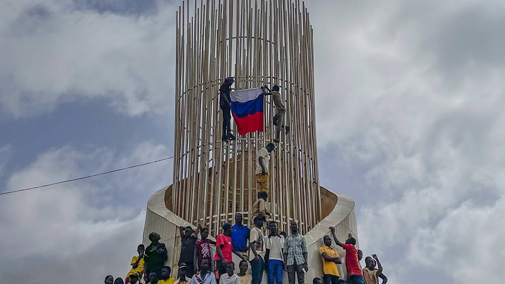 dpatopbilder - Anhänger von Nigers regierender Junta protestieren in Niamey für die Freiheit des Landes und gegen ausländische Einmischung. Foto: Sam Mednick/AP/dpa