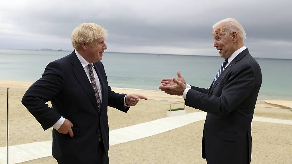 HANDOUT - Boris Johnson (r), Premierminister von Großbritannien, und Joe Biden, Präsident der USA, unterhalten sich bei einem gemeinsamen Treffen vor dem G7-Gipfel. Foto: Andrew Parsons