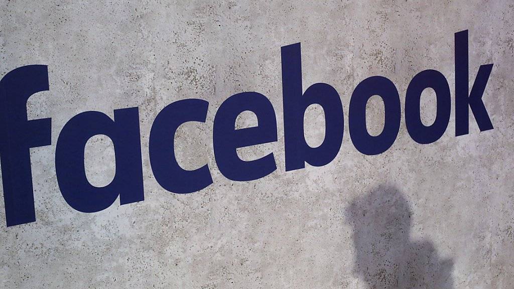 Sind Daten von Millionen Facebook-Nutzern unrechtmässig für den Wahlkampf von Donald Trump benutzt worden? Die EU verlangt Antworten von dem US-Konzern.