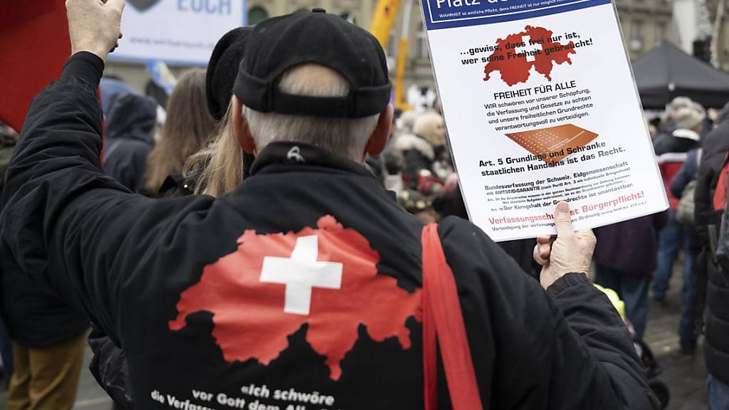 Bei einer von Mass-Voll organisierten sogenannten Friedensdemonstration für die Ukraine vor dem Bundeshaus am 11. März 2023, an der eine bunte Mischung aus SVP-Politikern, sogenannten Freiheits-Trychlern und Mass-Voll-Anhängern teilnahm.