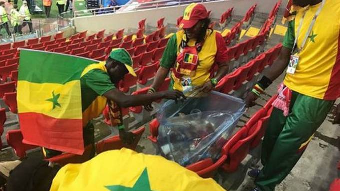 Senegal-Fans helfen beim Aufräumen