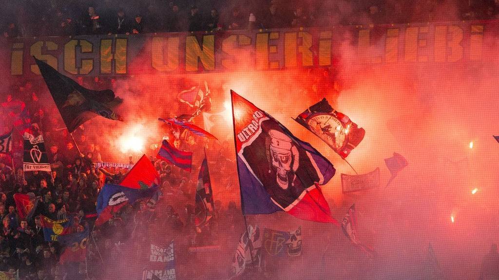 Die Basler Fans jubeln nach dem 2:0 gegen den FC Sion.