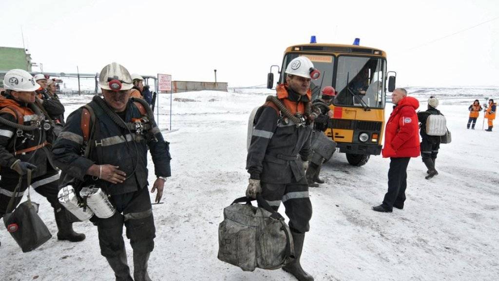 Rettungskräfte am Freitag auf dem Weg zur Unglücksmine  in Sewernaja bei Workuta.