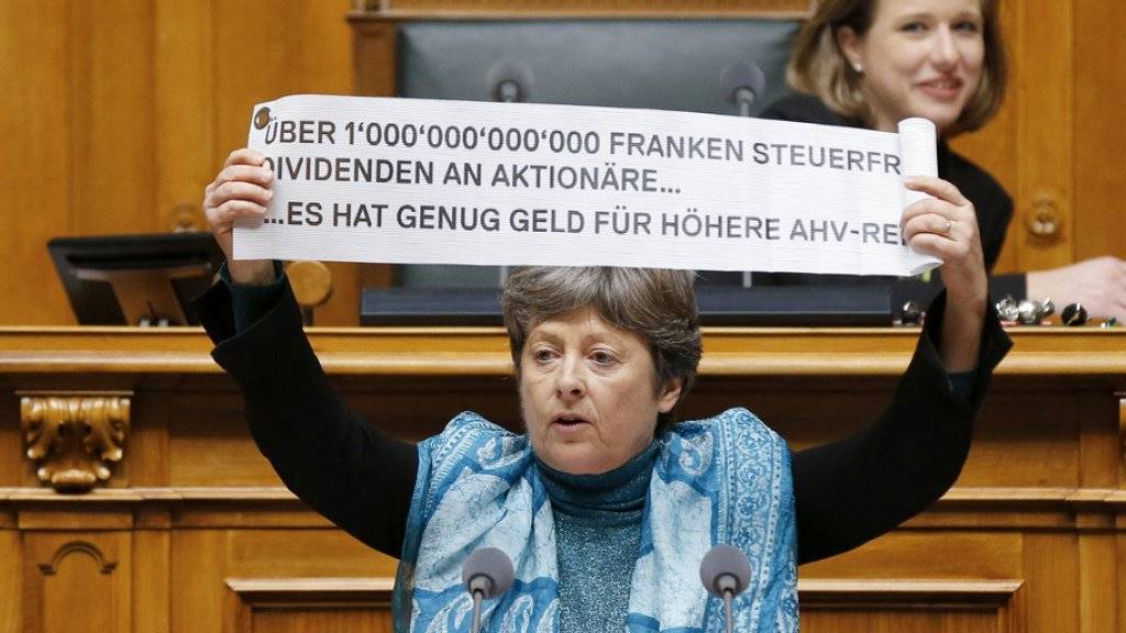 Margret Kiener Nellen (SP/BE) unterstreicht ihre Argumente für die Volksinitiative «AHVplus» im Nationalrat auf ungewohnte Weise.
