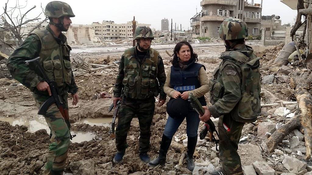 Von den syrischen Behörden veröffentlichtes Foto einer Journalistin im Gespräch mit Soldaten in der Nähe von Damaskus (Archiv)
