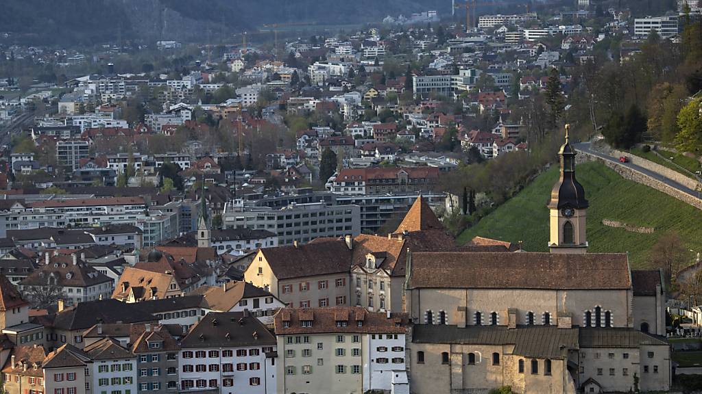 Blick auf den Churer Hof mit der Kirche St. Maria Himmelfahrt und dem Bischöflichen Schloss dahinter. (Archivbild)