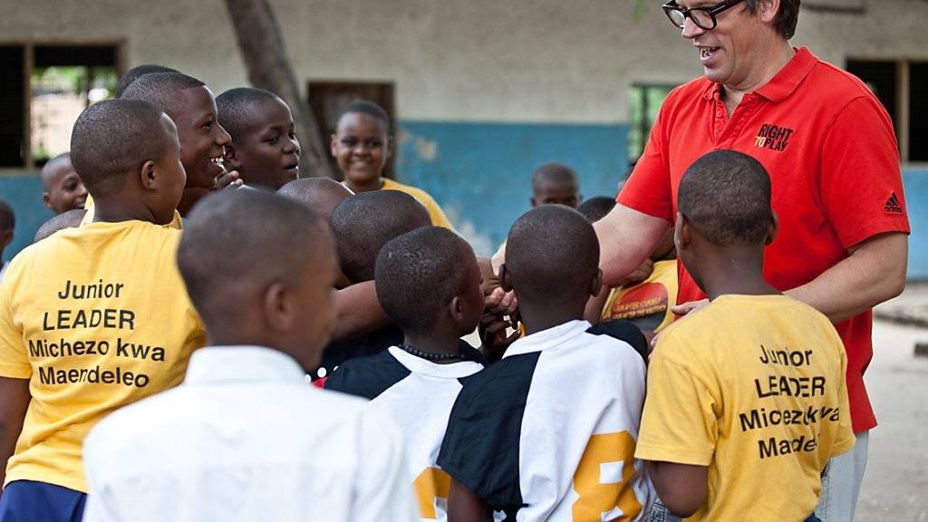Nimmt immer wieder einen Augenschein vor Ort, wie hier in Tansania: Right-to-Play-Gründer Johann Olav Koss
