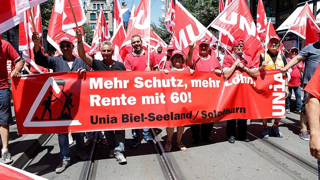 Aus der ganzen Schweiz sind mehrere tausend Bauarbeiter am Samstag nach Zürich gereist, um unter anderem für die Rente mit 60 zu demonstrieren.