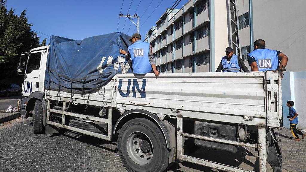 Ein Lastwagen der UN transportiert Lebensmittel für palästinensische Bürger, die in einer der Schulen des Hilfswerks der Vereinten Nationen für Palästina-Flüchtlinge im Nahen Osten (UNRWA) untergebracht sind. Foto: Abed Rahim Khatib/dpa