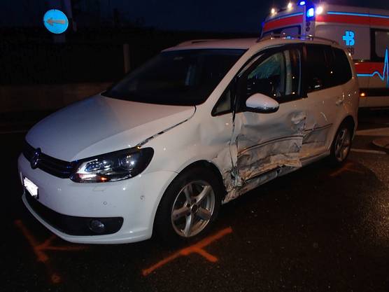 In a frontal collision of two cars, three inmates were slightly injured, including two young children. According to Kapo Aargau, the second driver unscathed from the road should not be alert to a red light. The result was material damage of about 22,000 francs.