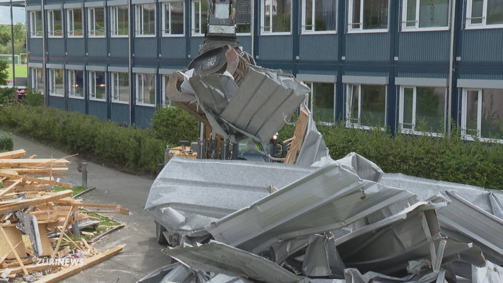Sturm zerstört Schulhaus-Dach in Meilen