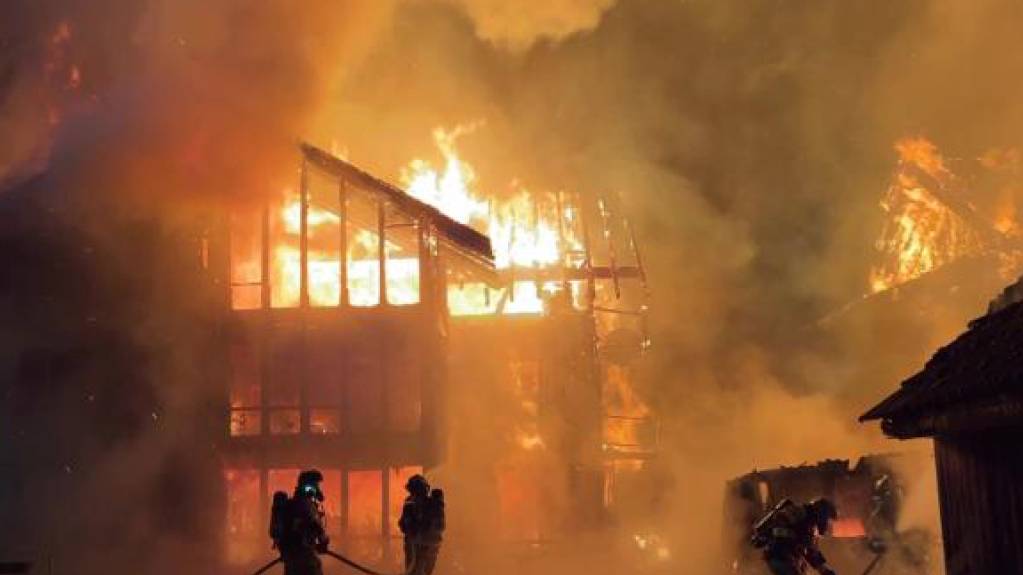 Angehörige von drei regionalen Feuerwehren brachten am Sonntagmorgen den Brand dreier Gebäude in Langnau BE unter Kontrolle.