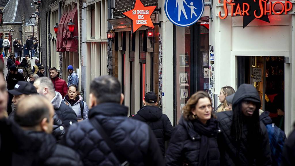 Mit Einschränkungen und Verboten kämpft Amsterdam gegen die Auswüchse des Massentourismus - nun soll ein Quiz Besuchern die neuen Benimmregeln schon vor Start der Reise näher bringen. (Archivbild)