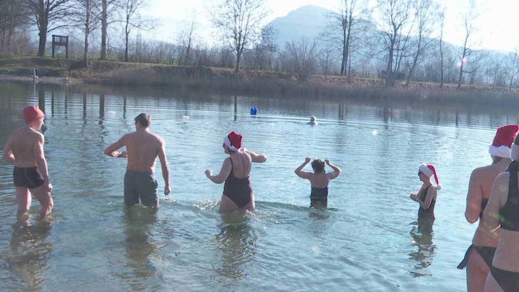 Eiskalt: Hartgesottene treffen sich in Kriessern zum Weihnachtsschwimmen