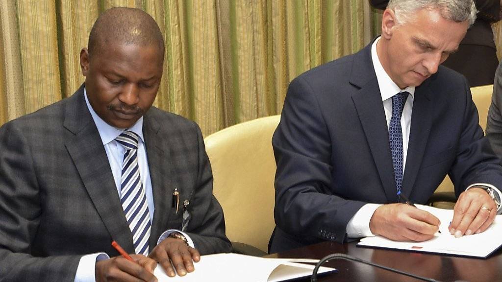 Bundesrat Burkhalter und der nigerianische Justizminister Abubakar Malami San unterzeichnen die Absichtserklärung in Nigerias Hauptstadt Abuja.