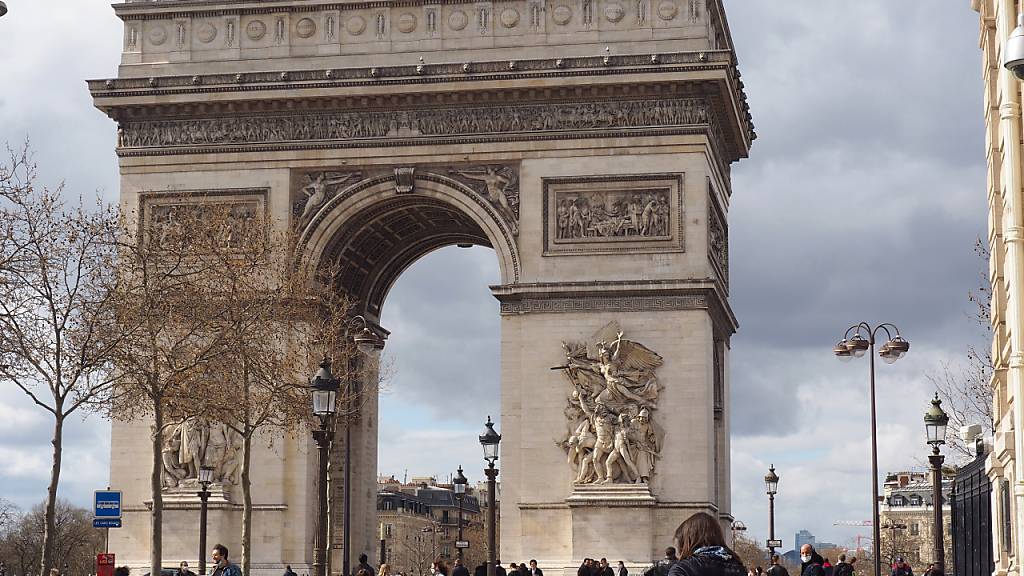 ARCHIV - Der Arc de Triomphe (Triumphbogen) steht auf der Place de l' Étoile, am Ende der Champs Elysees. Foto: Christian Böhmer/dpa Foto: Christian Böhmer/dpa